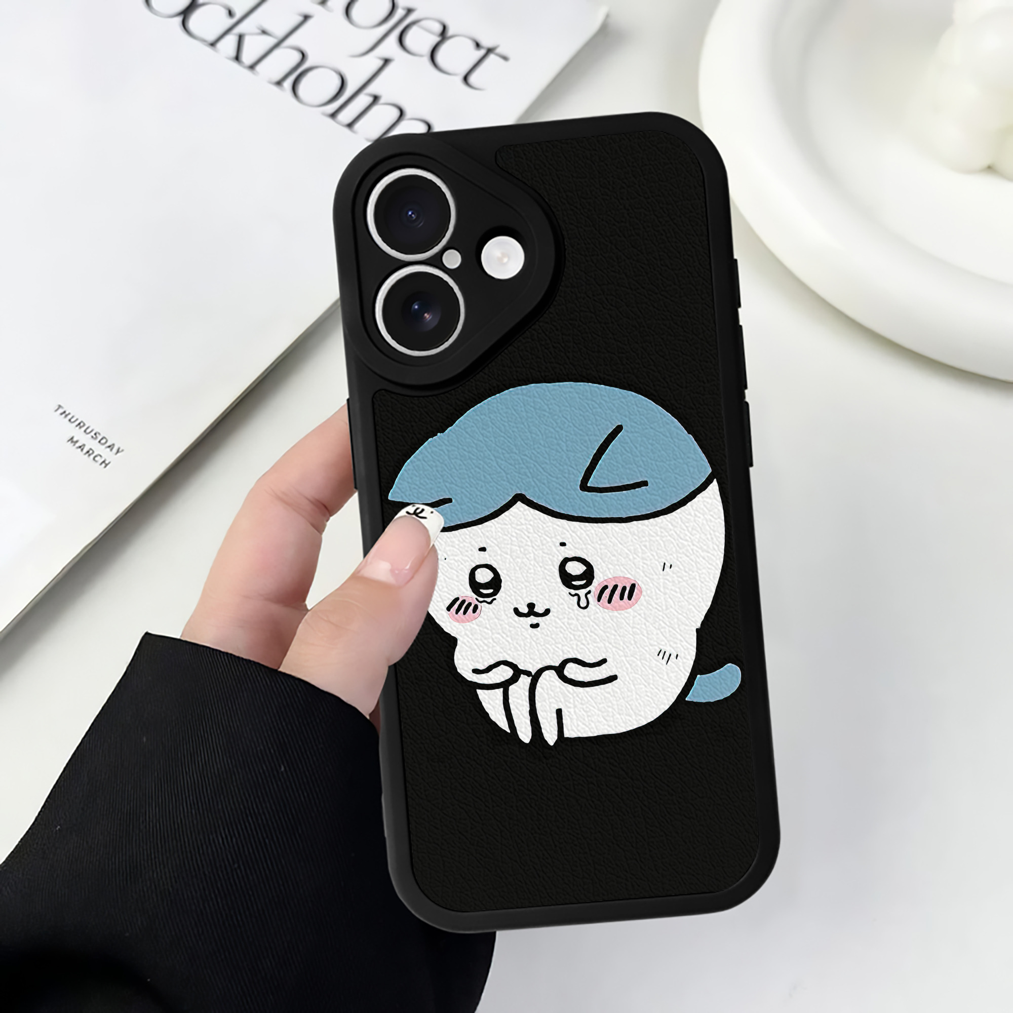 （画像用） ちいかわ ハチワレ Chii-kawa hachiware 【iPhone 16シリーズ対応】シリコンスマホケース（レザー調） 材質：シリコン